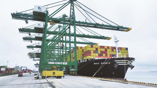 15万吨级超大型集装箱船“地中海索尼亚”轮（MSC SONIA）靠泊福州港江阴港区。