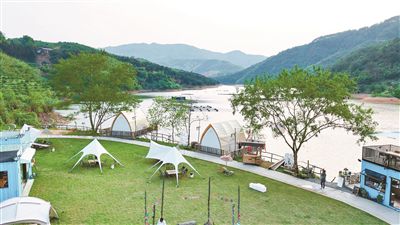 位于闽江之滨的“咸鱼营地”景区