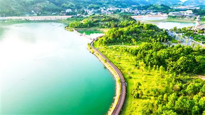 被誉为“天然氧吧”的翠屏湖环湖森林步道