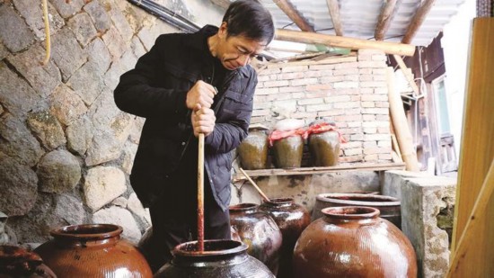 村民在酿造桂峰黄酒（黄功兴 摄）