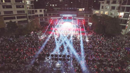 洋中草根音乐节热闹非凡