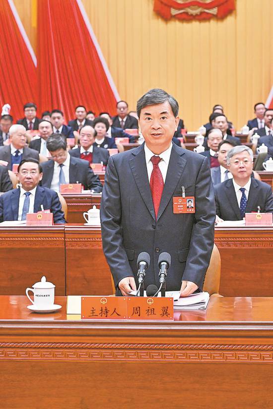 周祖翼宣布：福建省十四届人大四次会议开幕。记者 肖春道 摄