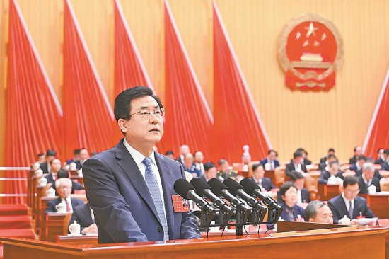 福建省省长赵龙代表省人民政府向大会作政府工作报告。记者 吴恩儿 摄