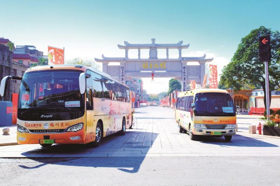 红色主题定制公交正式发车