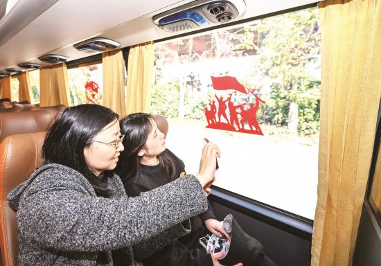 首批乘客体验红色主题定制公交