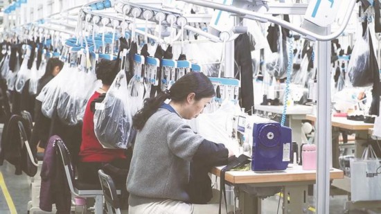 忙碌的六融工业成衣吊挂流水线