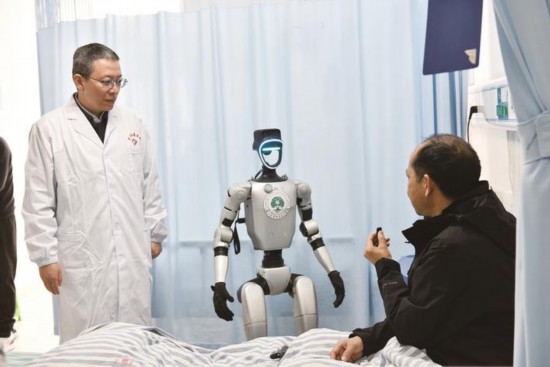 机器人“小立医生”与患者交流