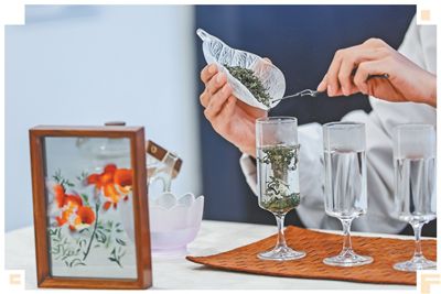 2026年“茶和天下·雅集”系列活动在匈牙利布达佩斯中国文化中心开幕。图为茶艺师在开幕式上泡茶。鲍洛格·达维德摄（新华社发）