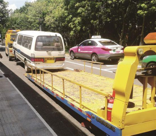 交警整治“僵尸车”。