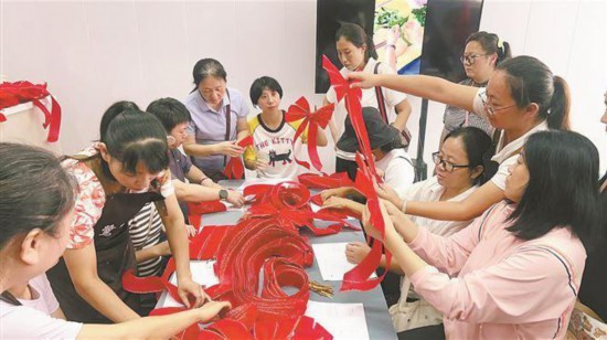 厦门市把就业服务送到群众“家门口”。图为市民在制作手工艺品。厦门市职业介绍服务中心供图