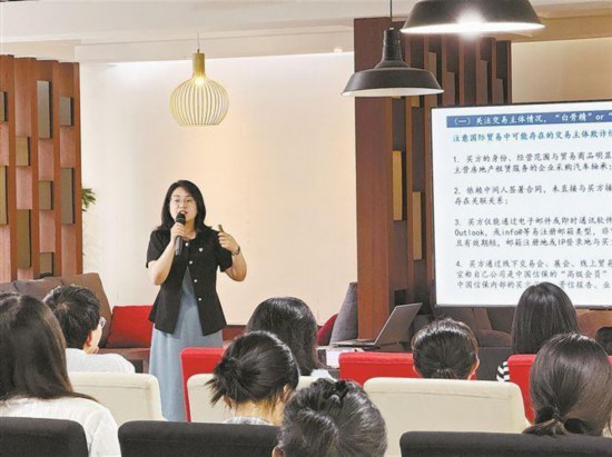 厦门火炬高新区企业服务顾问工作站“专家在现场”服务日公益活动上，专家做主题分享。火炬高新区供图
