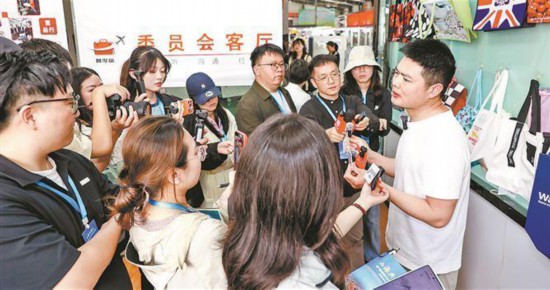 采访团走进援宁企业，与企业负责人（右一）交流。海西晨报记者 陈理杰摄