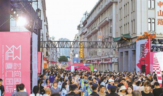 2025厦门国际时尚周带动商圈消费升温，成为促进首发经济的重要引擎。图为时尚周活动。