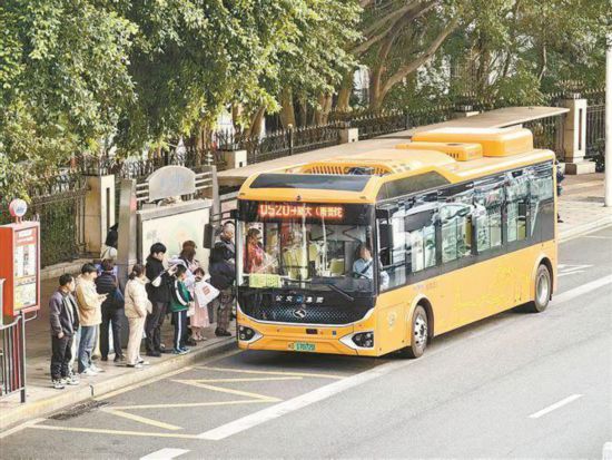 暌违14年的“爱情巴士”D520路开通后受欢迎（资料图）。记者 林钦圣摄