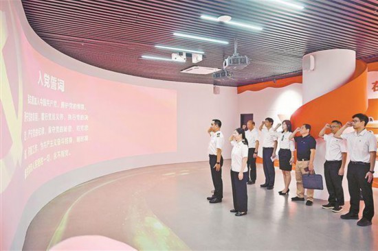 厦门港口管理局开展“党建引领聚合力 实干笃行新征程”七一主题党日活动，党员骨干重温入党誓词。（本报记者 林铭鸿 摄）