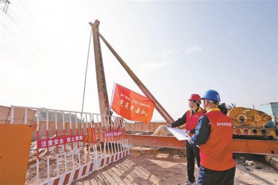 国网厦门供电公司党委打造“光耀鹭潮”特色党建实践，依托“支部建在项目上、党旗插在一线”的垂直作战体系，保障厦门重点工程电力。
