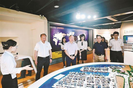 厦门港口管理局党员骨干深入远海码头感受“远海红”党建阵地成果。记者 林铭鸿摄