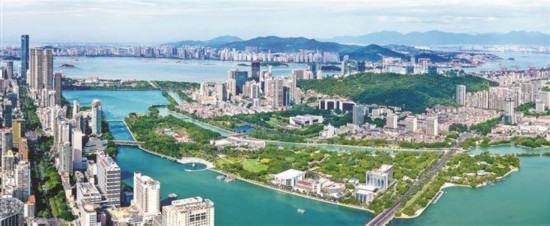 市人大常委会将政治优势、组织优势转化为服务大局、履职为民的实际成效，为厦门努力率先实现社会主义现代化贡献人大力量。图为厦门城市美景。（本报资料图）