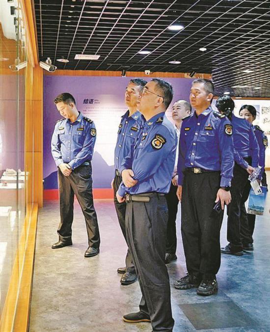 市执法局组织党员干部前往华侨博物院开展主题参观学习。（李倩澜 摄）