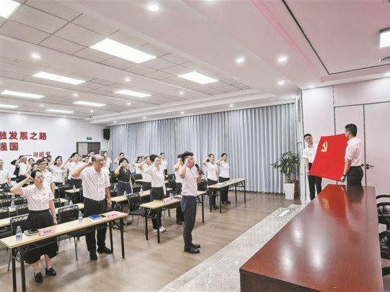 厦门工行组织党员重温入党誓词，激励全员以实干担当践行金融为民使命。