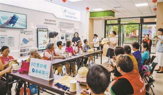 筼筜街道四里社区居民在社区党群服务中心B区的“智慧近邻”线下服务点，参与公益惠民活动。　　（本报记者 林铭鸿 摄）
