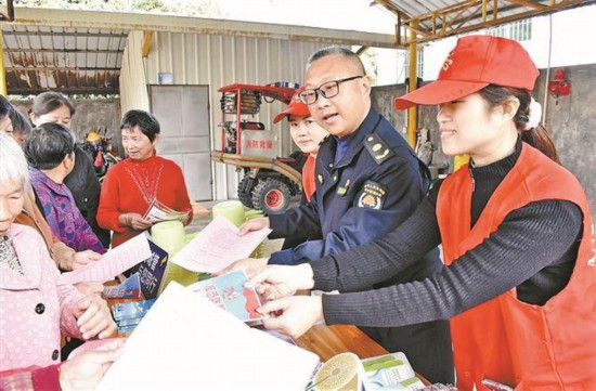 市执法局党员干部前往西洋村慰问帮扶。（林诗雨 摄）