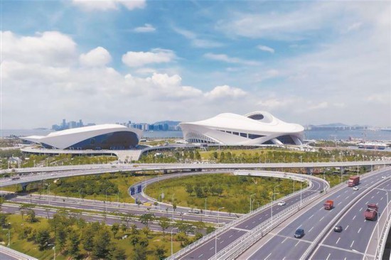 翔安区全力推进“一场两馆”智慧公交候车设施建设及滨海东大道沿线公交站点建设。朱毅力摄　