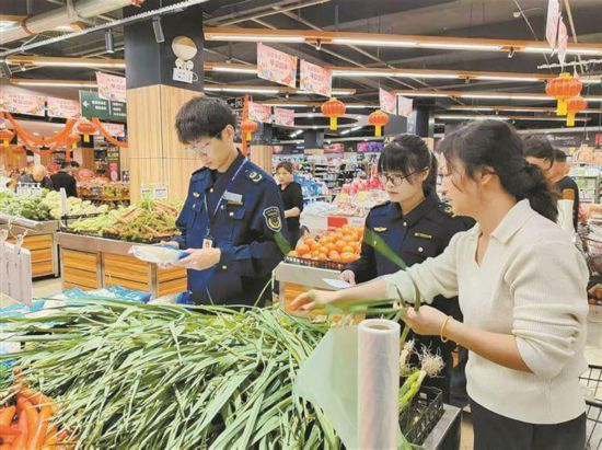 同安区新民市场监管所党支部开展流通领域节前保障检查。