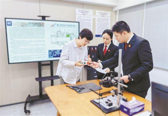 厦门市知识产权保护中心党支部的技术调查官与知识产权法庭法官共同拆解比对涉案专利产品。