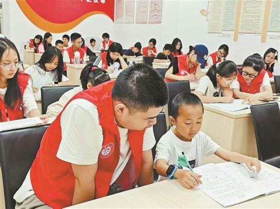 岑西社区开展课后服务，大学生志愿者“一对一”辅导。