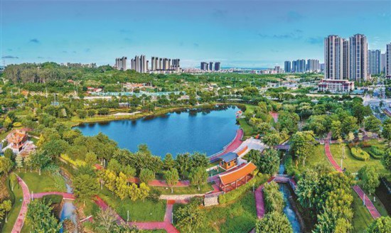 翔安区持续完善城市基础设施和公共服务配套，让居民安居乐业。图为绿意盎然的鼓锣公园。（朱毅力 摄）