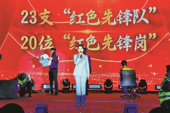 象屿速传党总支以“物流先锋·智链全球”党建品牌为引领，创建“红色先锋岗（队）”，带动攻坚突破。