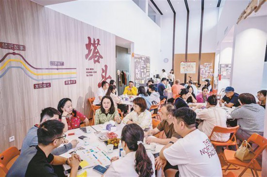 滨海街道黄厝社区党委在塔头会客厅定期组织开展“近邻茶话会”恳谈活动。