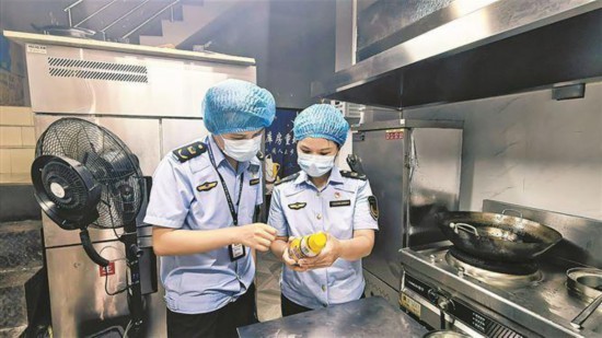 思明区中华市场监管所党支部开展治理网络餐饮食品安全问题工作。