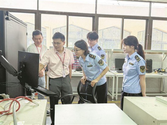 湖里区市场监督管理局机关第二党支部创新构建“一心两翼五圈层”质量强链联合体，为企业量身定制检测方案。