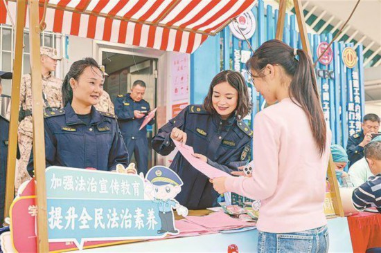 市执法局执法人员开展志愿服务。杨劲坚摄