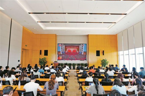 建发集团党员干部集中收看庆祝中国共产党成立105周年大会直播。（建发集团 供图）