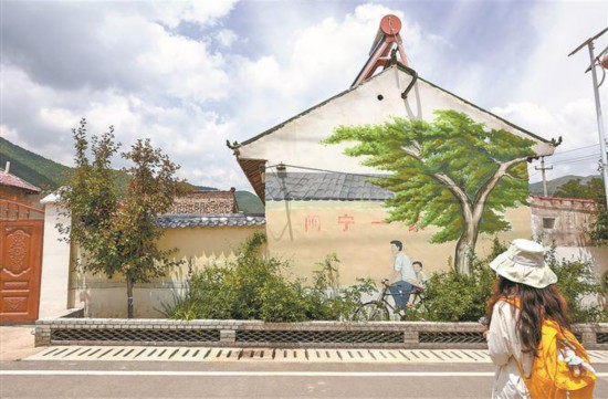 宁夏泾源县六盘山镇集美村，一面墙体上写着“闽宁一家”，道出两地携手奋进的深厚情谊。陈理杰摄
