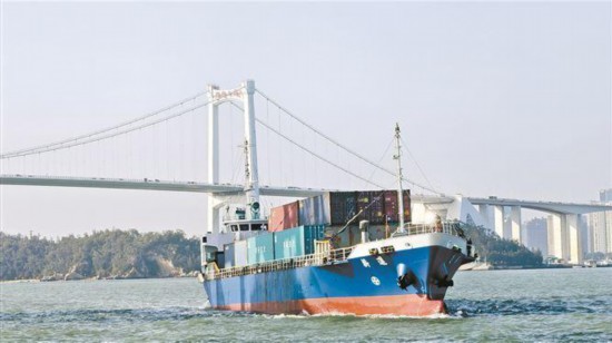 厦门—金门—基隆“小三通”跨境电商快线首航。图为承载首航运输的“进薪”轮。